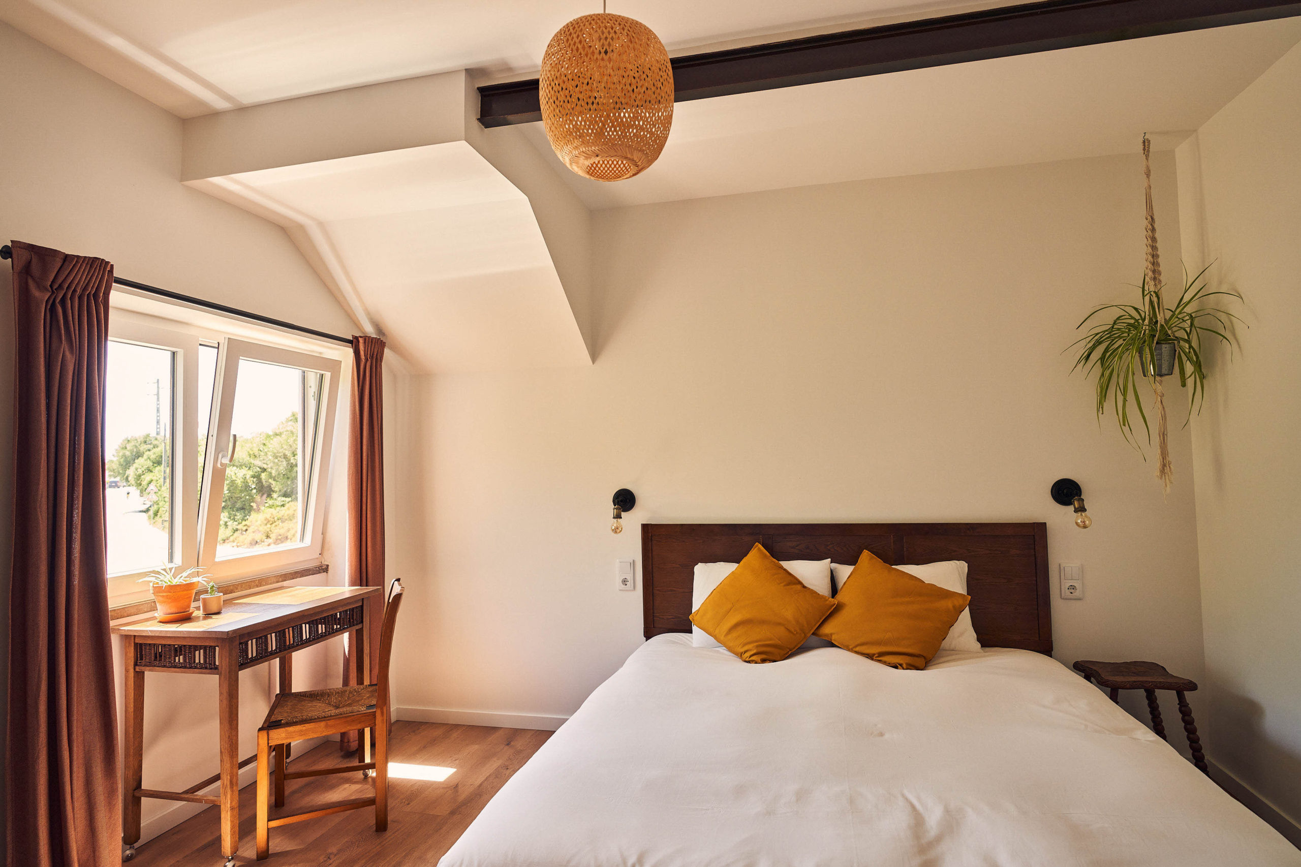 Ericeira guesthouse Barefoot Painting valley king size bed