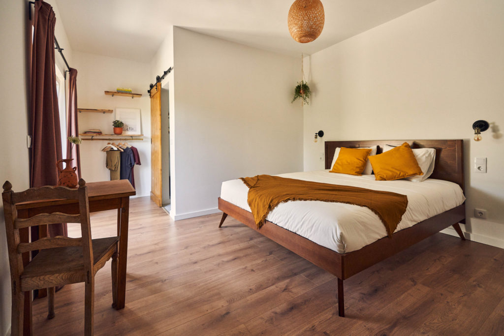 Ericeira guesthouse Barefoot Homey balcony king size bed